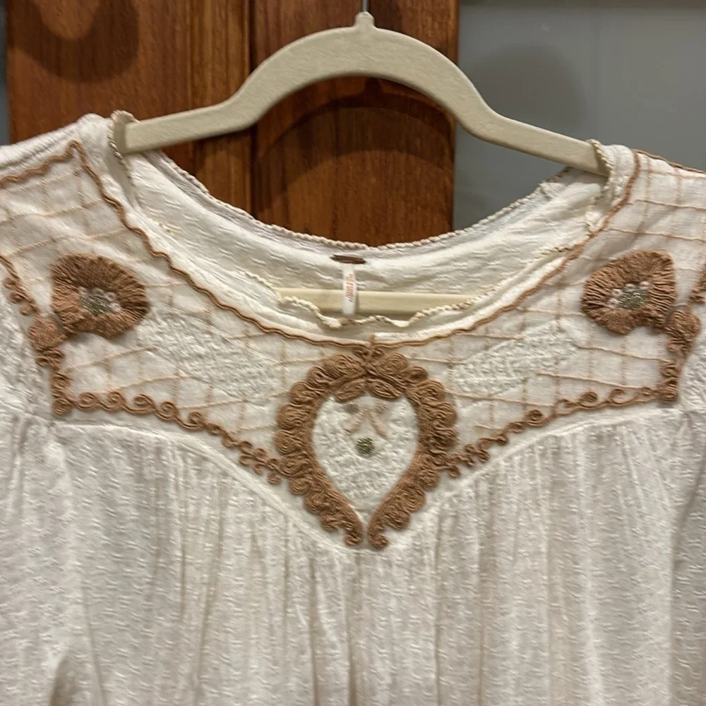 Free People Beautiful cream embroidered blouse in excellent condition!​​​​​​​ - Picture 2 of 6